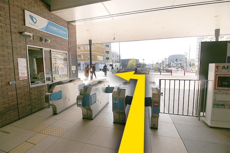 ①西口改札を出たら左手に進みます