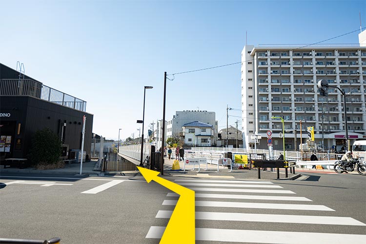 ③見えてくる横断歩道を渡り左手の階段を下ります