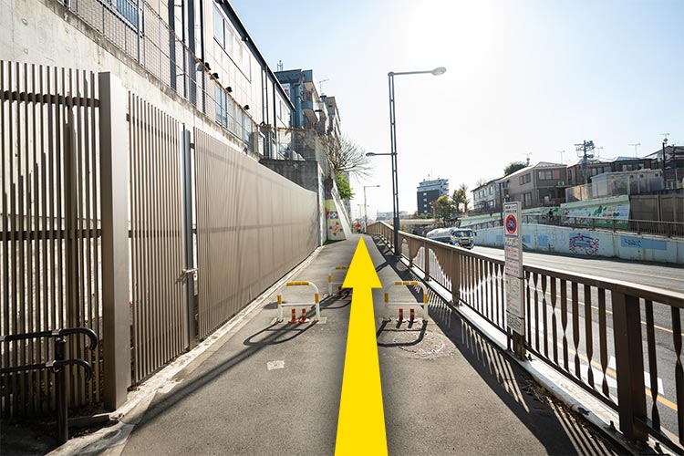 ④階段を下りたらしばらく道なりに直進します