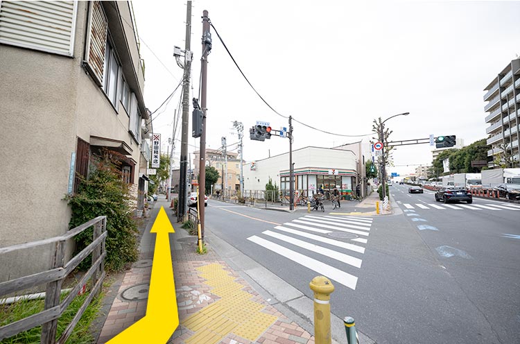 ⑤宮前橋の交差点を渡らずに左折して、しばらく道なりに直進します