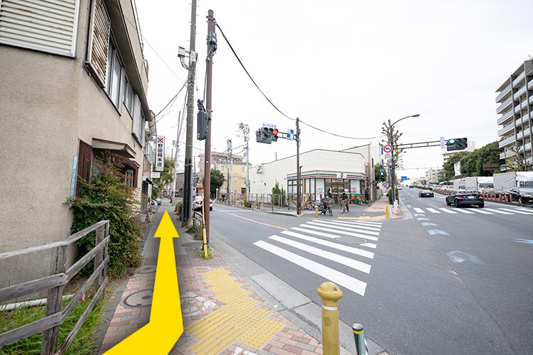 ②宮前橋の交差点を渡らずに左折して、しばらく道なりに直進します