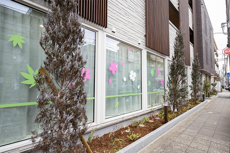 ③しばらく道なりに進んでいくと左手に当院の建物が見えてきます